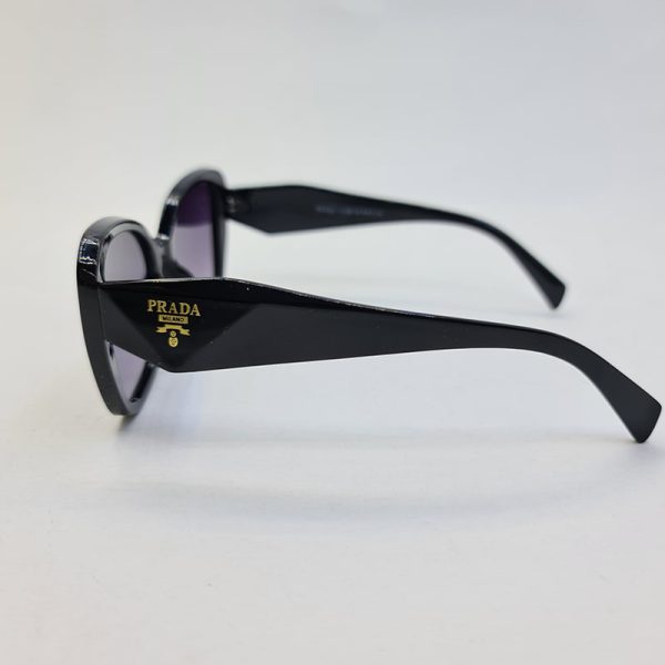 عکس از عینک آفتابی با فریم مشکی رنگ و پروانه ای با دسته سه بعدی برند پرادا مدل d22909