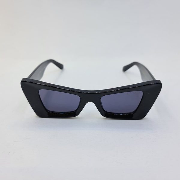 عکس از عینک آفتابی مشکی رنگ با فریم کشیده و گربه ای شکل برند آف وایت مدل xh3336
