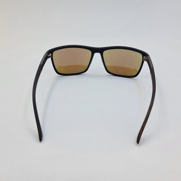 عکس از عینک آفتابی آینه ای لنز آبی، با فریم مشکی مات و دسته چوبی برند دیزل مدل 98004