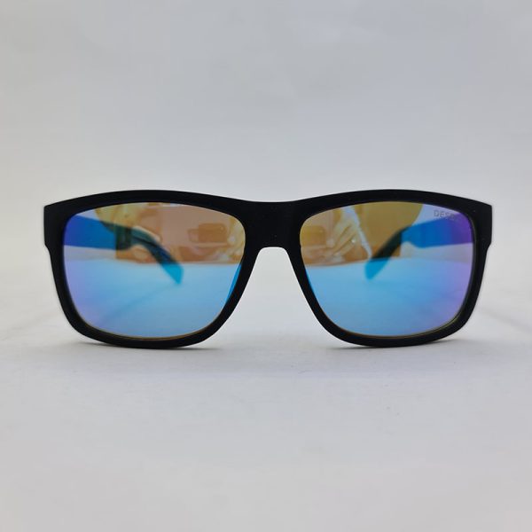 عکس از عینک آفتابی آینه ای با فریم مشکی مات و دسته چوبی و پهن برند دیزل مدل 98016