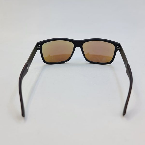 عکس از عینک آفتابی آینه ای با فریم مشکی مات و دسته چوبی و پهن برند دیزل مدل 98016