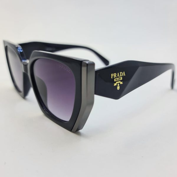 عکس از عینک آفتابی پرادا با فریم مشکی و دسته 3 بعدی مدل 8821