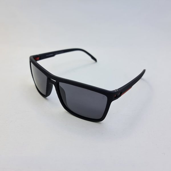 عکس از عینک آفتابی پلاریزه اوگا با فریم مشکی و دسته قرمز مدل 78067