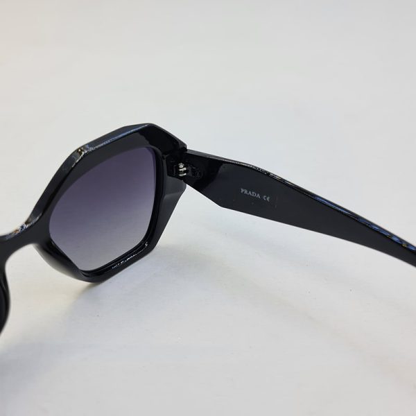 عکس از عینک آفتابی پلاریزه prada با فریم و دسته مشکی براق مدل pa58038