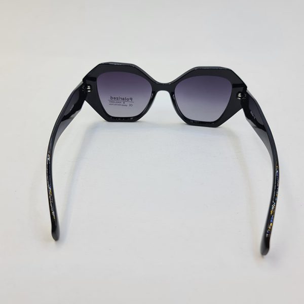 عکس از عینک آفتابی پلاریزه prada با فریم و دسته مشکی براق مدل pa58038