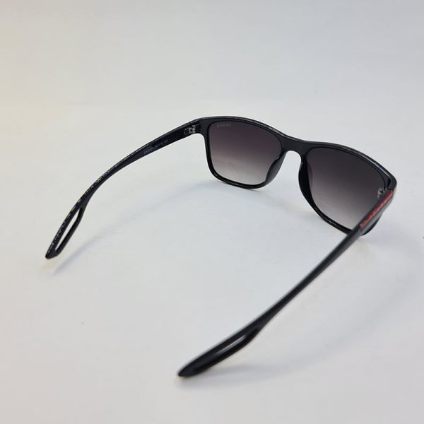 عکس از عینک آفتابی پرادا با فریم مشکی براق و عدسی سایه روشن مدل 8084