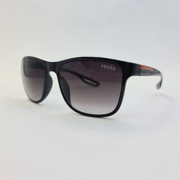 عکس از عینک آفتابی پرادا با فریم مشکی براق و عدسی سایه روشن مدل 8084