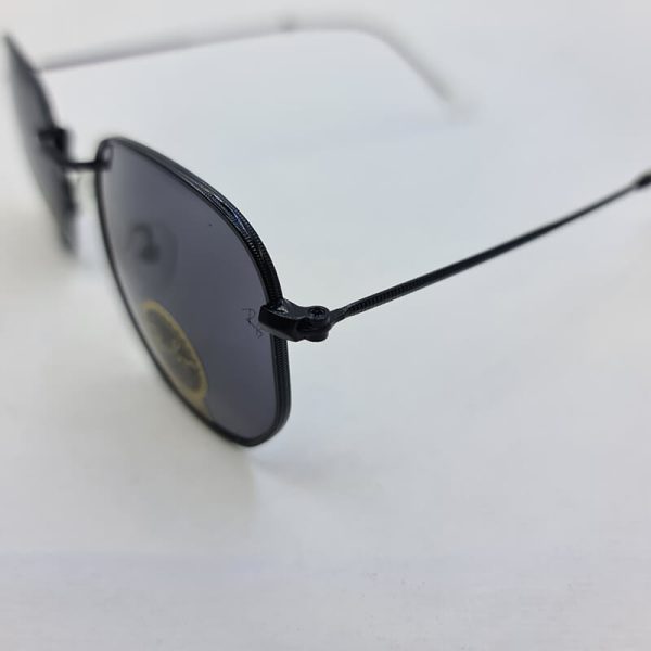 عکس از عینک آفتابی ریبن با فریم چندضلعی و مشکی و لنز دودی مدل 3548