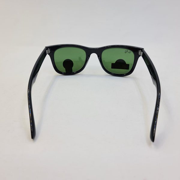 عکس از عینک آفتابی ray-ban لنز شیشه ای سبز با فریم مشکی براق مدل rb2140-884