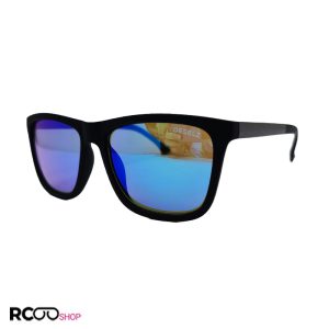 عکس از عینک آفتابی آینه ای آبی رنگ با فریم مشکی مات و دسته چوبی مدل 98005