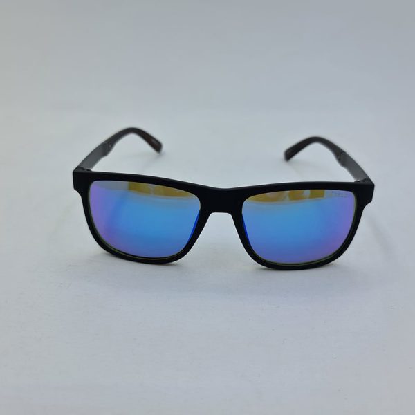 عکس از عینک آفتابی آینه ای آبی رنگ با فریم مشکی مات و دسته چوبی مدل 98011
