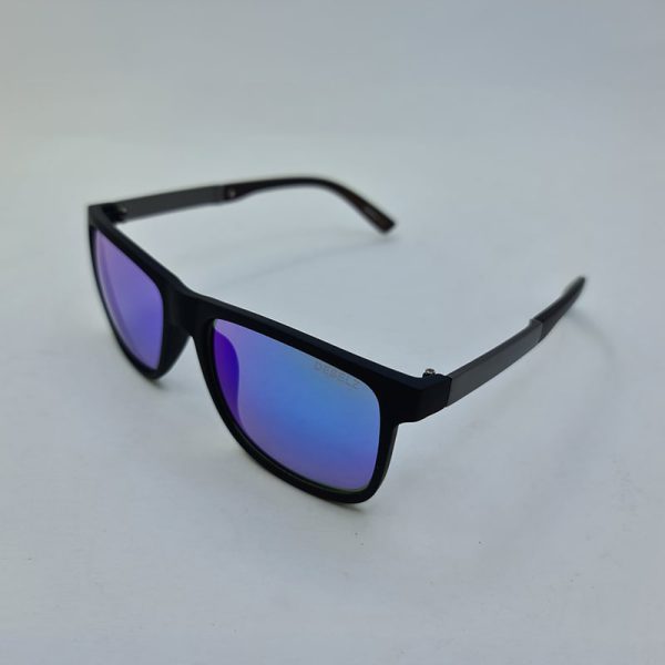 عکس از عینک آفتابی آینه ای آبی رنگ با فریم مشکی مات و دسته چوبی مدل 98011