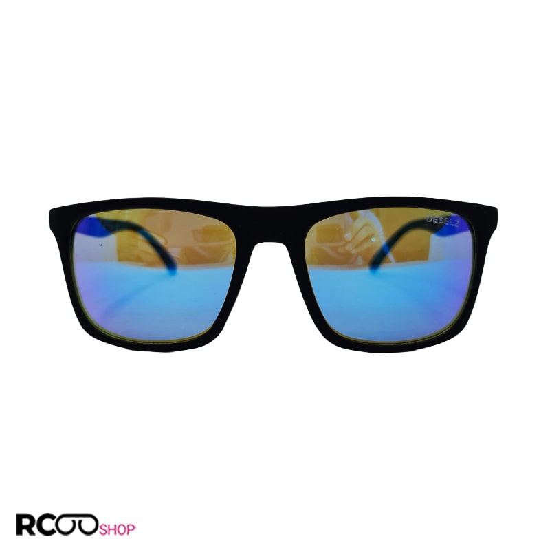 عکس از عینک آفتابی آینه ای آبی، با فریم مشکی مات و دسته چوبی مدل 98018