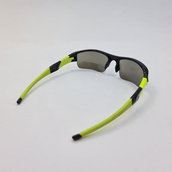 عکس از عینک آفتابی ورزشی با فریم مشکی و دسته سبز فسفری مدل 107