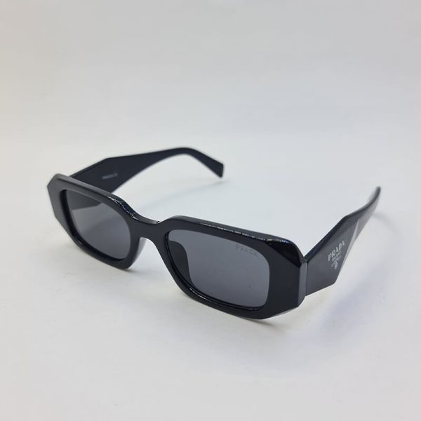 عکس از عینک آفتابی سه بعدی برند پرادا با فریم مشکی و دسته پهن مدل 1009