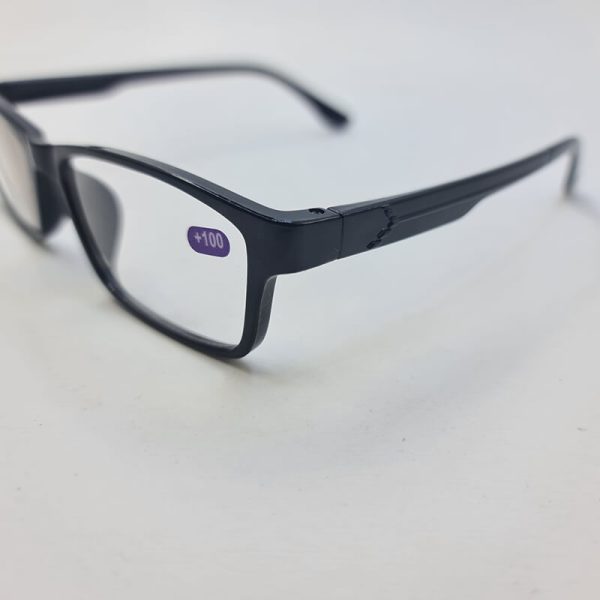 عکس از عینک مطالعه با نمره +1. 00 با فریم مشکی رنگ و مستطیلی مدل fh5865