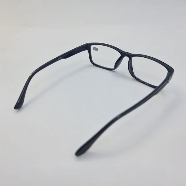 عکس از عینک مطالعه با نمره +1. 00 با فریم مشکی رنگ و مستطیلی مدل fh5865