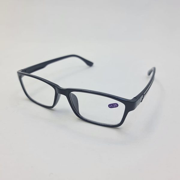 عکس از عینک مطالعه با نمره +1. 25 با فریم مشکی رنگ و مستطیلی مدل fh5865