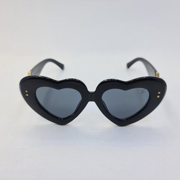 عکس از عینک آفتابی لویی ویتون با فریم قلبی و مشکی رنگ مدل 21095