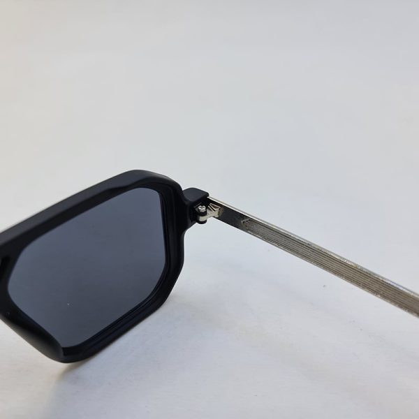 عکس از عینک آفتابی دیوید بکهام با فریم مشکی مات و دو پل بینی مدل d22845