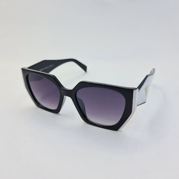 عکس از عینک آفتابی پرادا با فریم دو رنگ مشکی و سفید و دسته سه بعدی مدل 2246