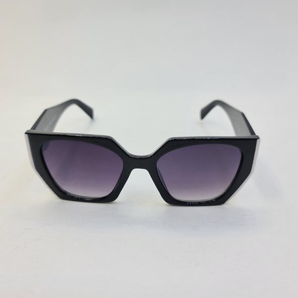 عکس از عینک آفتابی پرادا با فریم دو رنگ مشکی و سفید و دسته سه بعدی مدل 2246