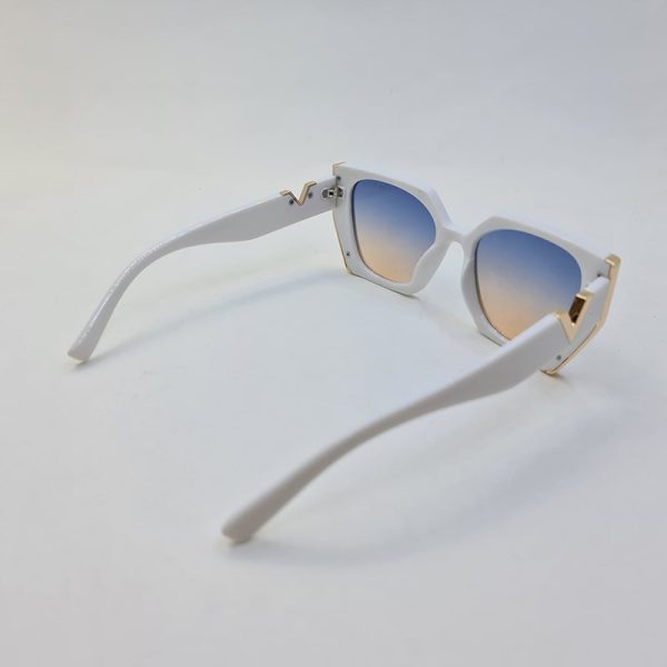 عکس از عینک آفتابی با فریم سفید و عدسی دو رنگ قهوه ای و آبی valentino مدل vn58002