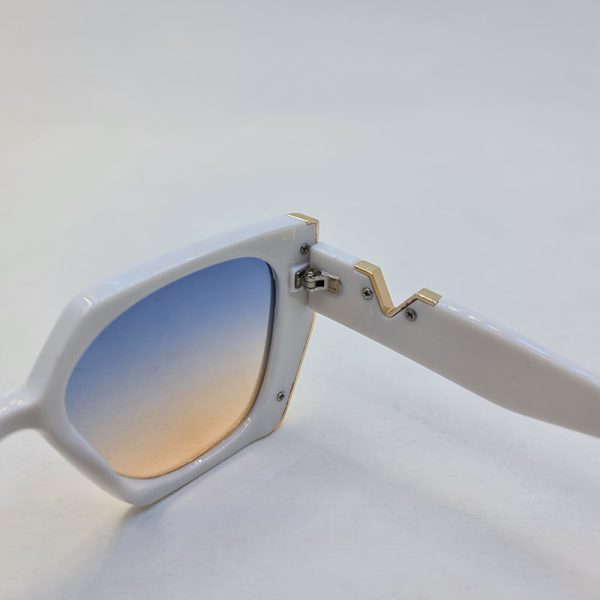 عکس از عینک آفتابی با فریم سفید و عدسی دو رنگ قهوه ای و آبی valentino مدل vn58002