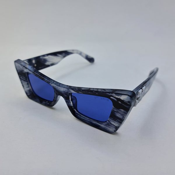 عکس از عینک آفتابی آبی رگه دار با فریم گربه ای شکل برند off-white مدل xh3336