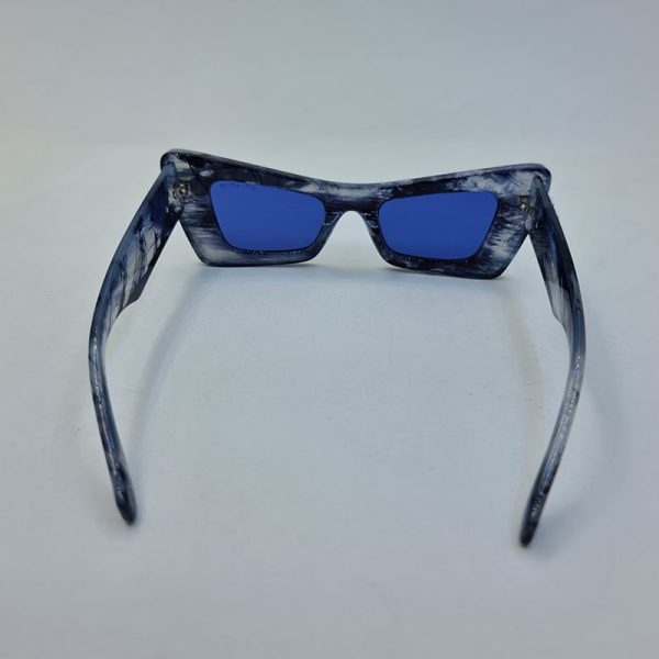عکس از عینک آفتابی آبی رگه دار با فریم گربه ای شکل برند off-white مدل xh3336