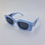 عکس از عینک آفتابی آبی رنگ با دسته پهن و طرح دار برند PRADA مدل M426