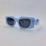 عکس از عینک آفتابی آبی رنگ با دسته پهن و طرح دار برند PRADA مدل M426