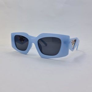 عکس از عینک آفتابی آبی رنگ با دسته پهن و طرح دار برند PRADA مدل M426