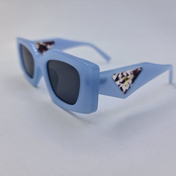 عکس از عینک آفتابی آبی رنگ با دسته پهن و طرح دار برند prada مدل m426