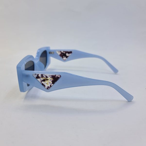 عکس از عینک آفتابی آبی رنگ با دسته پهن و طرح دار برند prada مدل m426