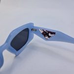عکس از عینک آفتابی آبی رنگ با دسته پهن و طرح دار برند PRADA مدل M426