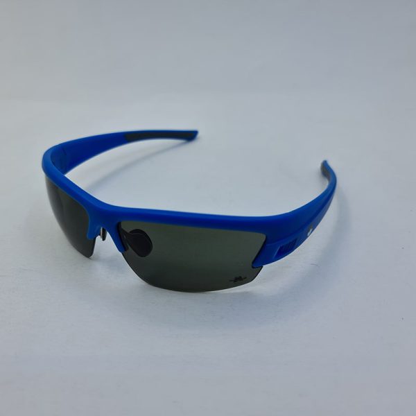 عکس از عینک ورزشی با فریم آبی روشن و نیم فریم و عدسی دودی تیره مدل ls015