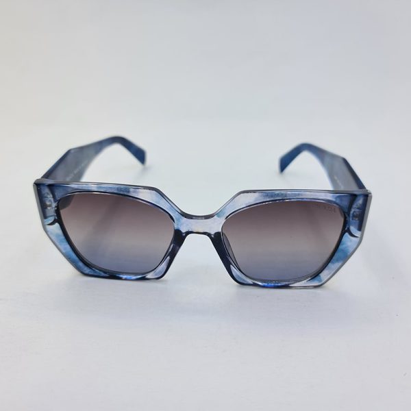 عکس از عینک آفتابی پرادا با فریم دو رنگ آبی شیشه ای و طوسی مدل 2246