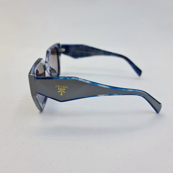 عکس از عینک آفتابی پرادا با فریم دو رنگ آبی شیشه ای و طوسی مدل 2246