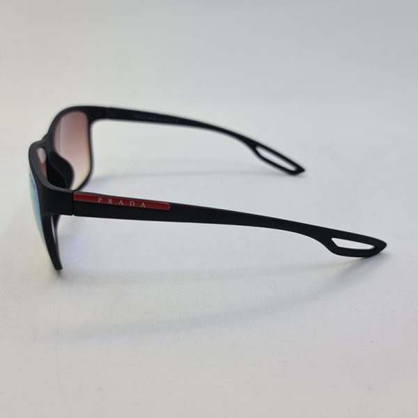 عکس از عینک آفتابی پرادا با فریم مشکی مات و عدسی آینه ای آبی مدل 8084