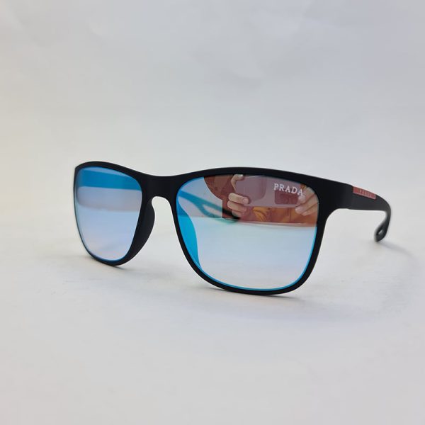 عکس از عینک آفتابی پرادا با فریم مشکی مات و عدسی آینه ای آبی مدل 8084