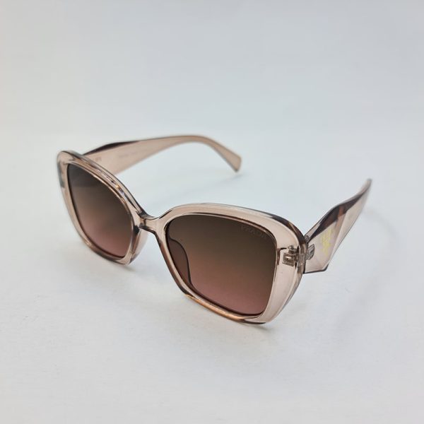 عکس از عینک آفتابی با فریم شفاف، لنز قهوه ای و دسته 3 بعدی برند prada مدل d22909