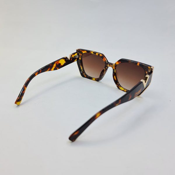 عکس از عینک آفتابی برند ولنتینو با فریم و دسته قهوه ای (پلنگی) مدل vn88002