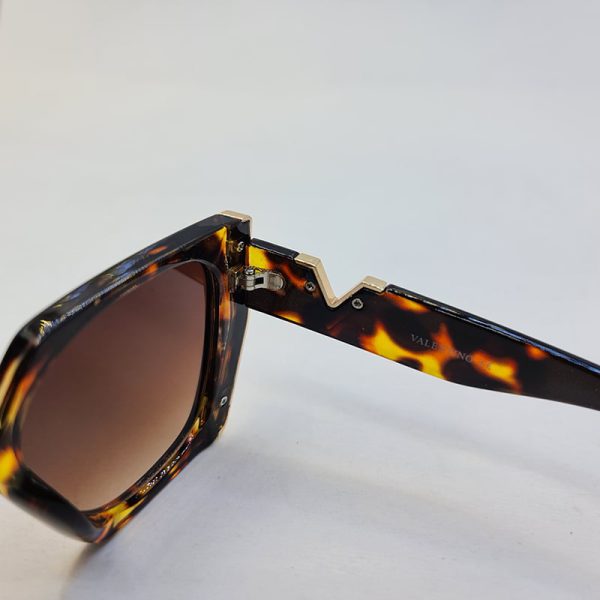 عکس از عینک آفتابی برند ولنتینو با فریم و دسته قهوه ای (پلنگی) مدل vn88002