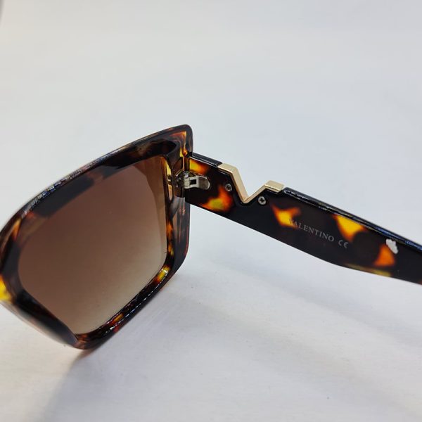 عکس از عینک آفتابی پلاریزه با فریم قهوه ای چند رنگ هاوانا valentino مدل vn58024