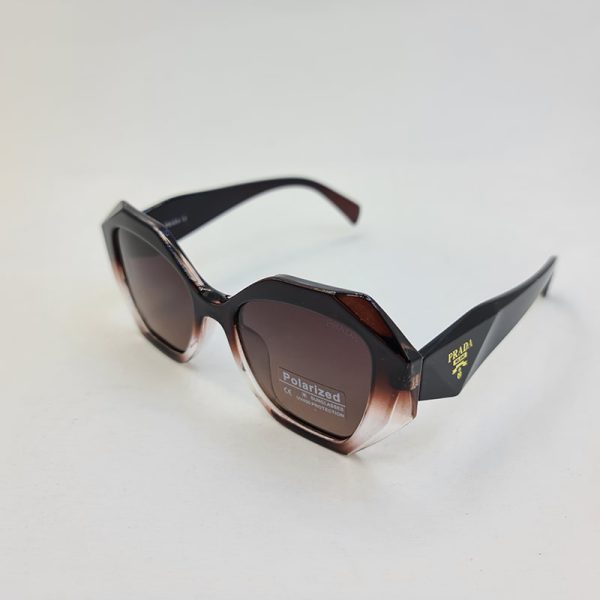 عکس از عینک آفتابی پلاریزه prada با فریم و دسته قهوه ای مدل pa58038
