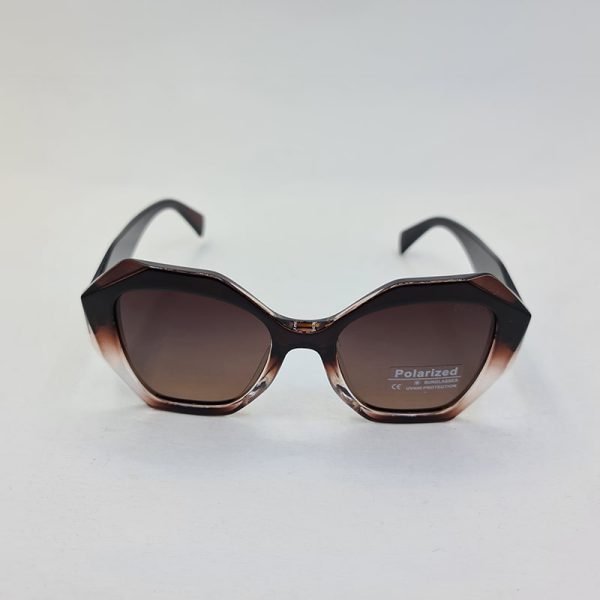 عکس از عینک آفتابی پلاریزه prada با فریم و دسته قهوه ای مدل pa58038