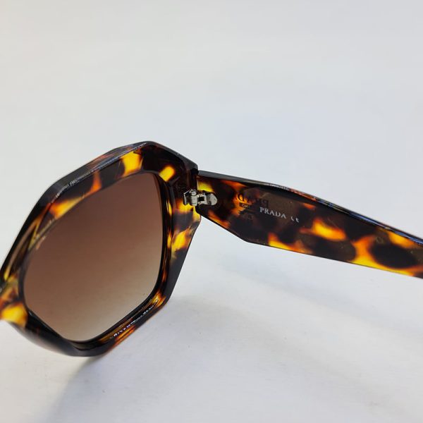 عکس از عینک آفتابی پلاریزه پرادا با فریم و دسته قهوه ای چند رنگ (پلنگی) مدل pa58038