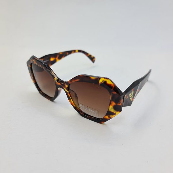عکس از عینک آفتابی پلاریزه پرادا با فریم و دسته قهوه ای چند رنگ (پلنگی) مدل pa58038