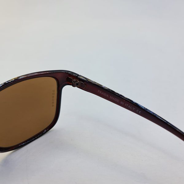 عکس از عینک آفتابی پرادا با فریم و لنز قهوه ای رنگ مدل 8084